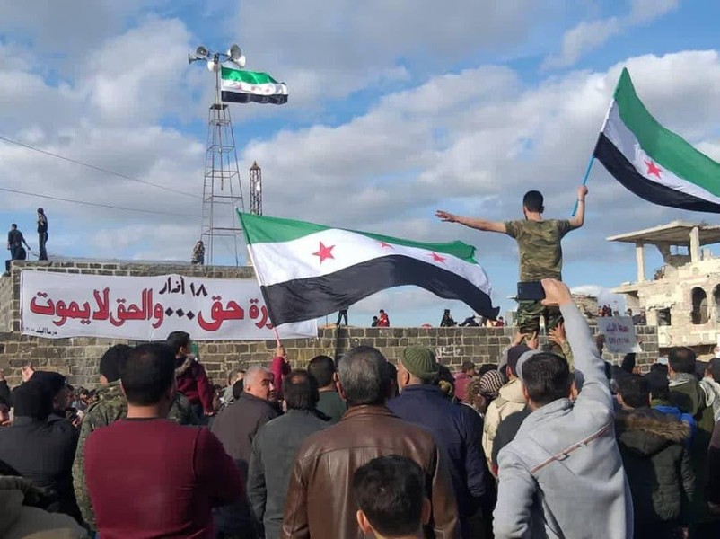[ẢNH] Hàng ngàn phiến quân đối lập tại Daraa đầu hàng Quân đội Nga - Syria