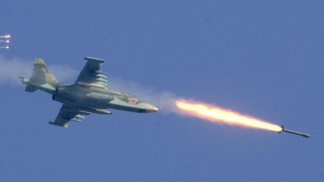 [ẢNH] Pháo binh Syria phối hợp máy bay Nga dồn dập nã đạn vào Idlib 