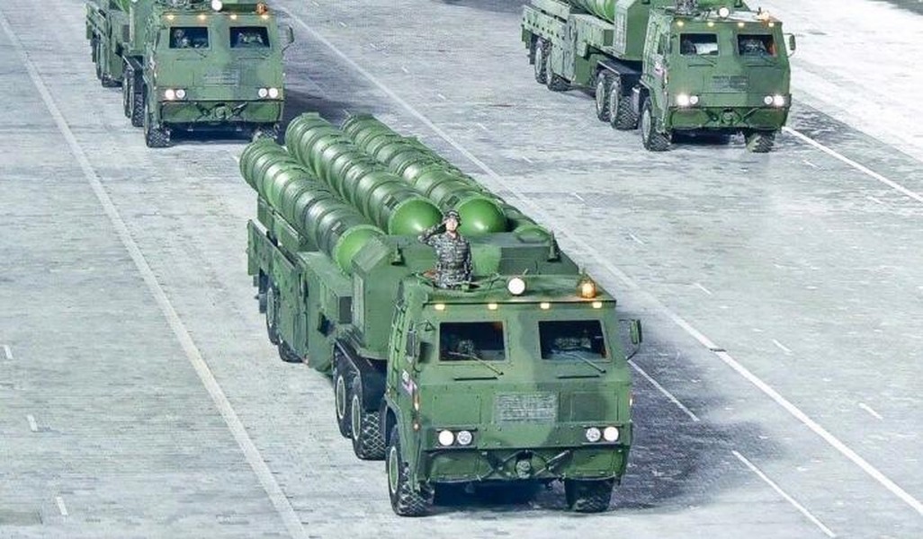 [ẢNH] Tên lửa phòng không mới nhất của Triều Tiên là 'con lai' S-300 với David's Sling?