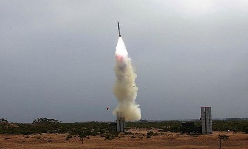 [ẢNH] Tên lửa phòng không mới nhất của Triều Tiên là 'con lai' S-300 với David's Sling?