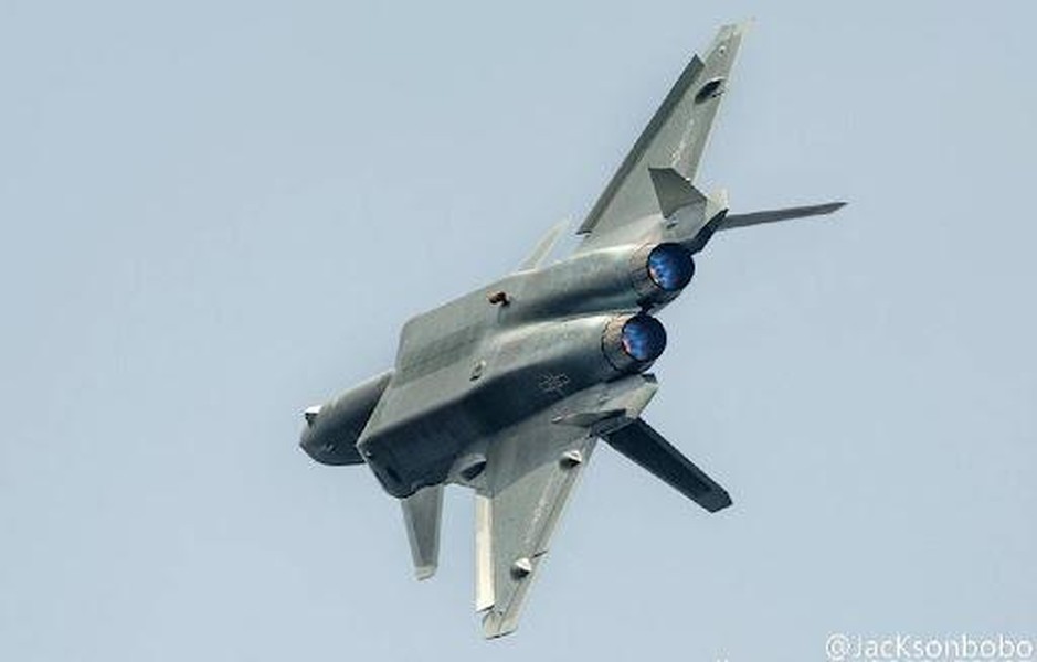[ẢNH] Tiêm kích J-20B nâng cấp của Trung Quốc lộ điểm yếu chí tử tại Triển lãm Chu Hải
