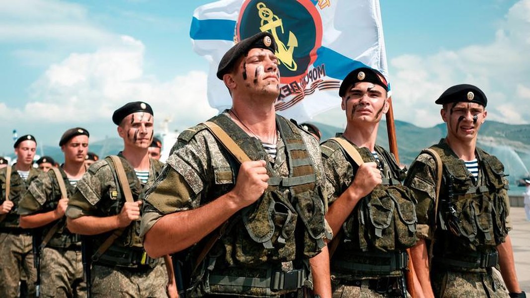 Lính thủy đánh bộ Nga bí mật hành quân về phía biên giới Ukraine?