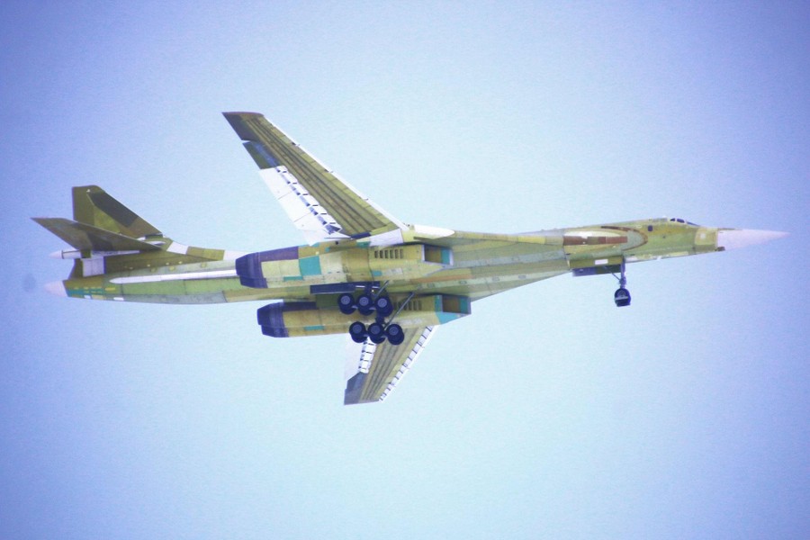 Oanh tạc cơ Tu-160M2 mới tinh của Nga bị nhận xét... lạc hậu so với B-21 Raider Mỹ