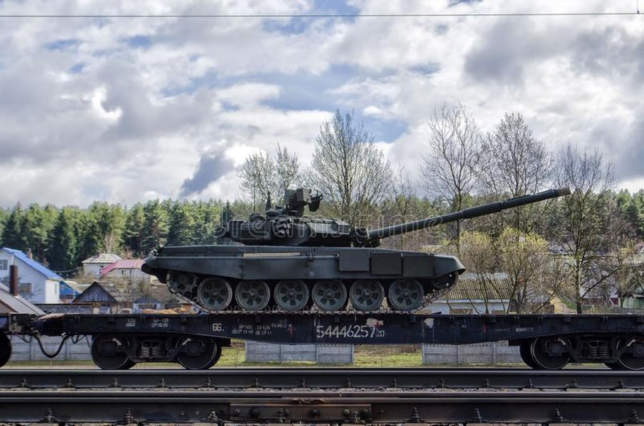 Nga điều động ồ ạt xe tăng T-90A và T-80BVM tới biên giới Ukraine