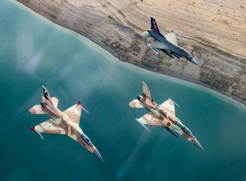 Không quân Israel tấn công dữ dội sau khi tên lửa Syria bay vượt biên giới