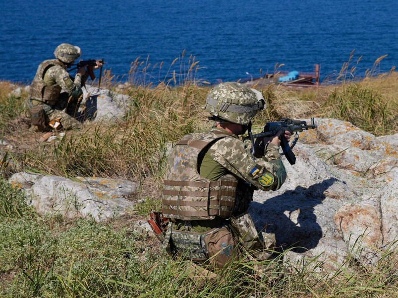 Nga rút quân khỏi đảo Rắn song vẫn duy trì phong toả dài hạn
