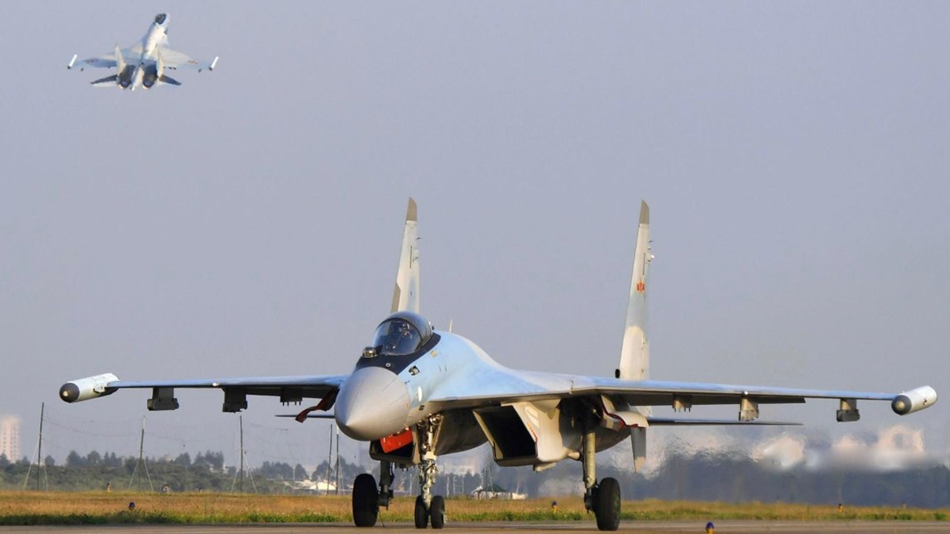 Cận hình ảnh nghi ngờ là tiêm kích Su-35 Nga bị tên lửa S-300 Ukraine bắn hạ