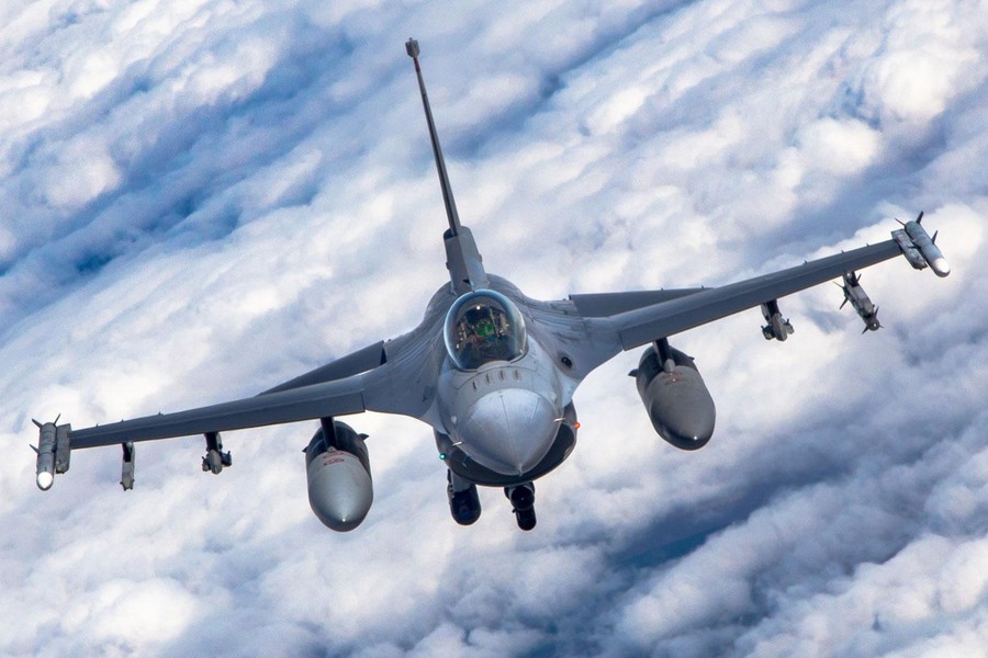 Cựu Tổng thống Ukraine hối thúc Mỹ giao tiêm kích F-16 khi phát hiện điều bất thường của Nga