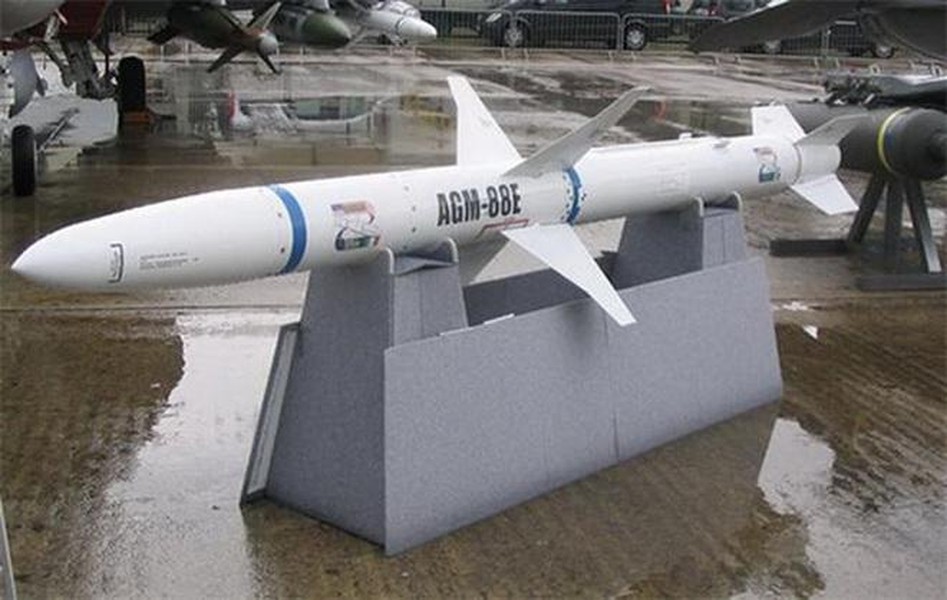 Nghi vấn Ukraine dùng tên lửa HARM 'dọn đường' cho cuộc tấn công căn cứ Saki