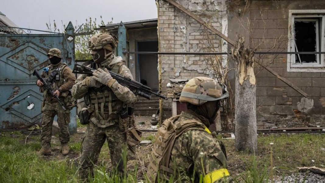 Quân đội Ukraine bất ngờ rút một phần lực lượng khỏi Lyman vừa chiếm được