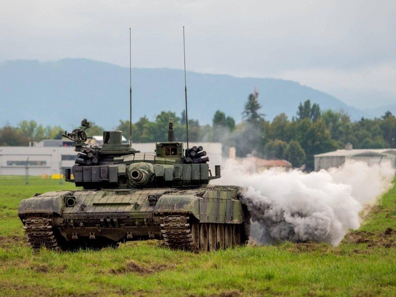 Mỹ viện trợ cho Ukraine loạt xe tăng T-72B cực mạnh