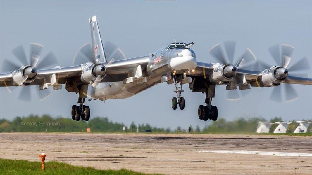 Không quân Nga lần đầu mất oanh tạc cơ chiến lược Tu-95 trong điều kiện chiến đấu