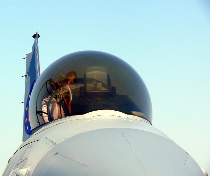 Bí ẩn lớp vàng dát mỏng trên kính buồng lái tiêm kích F-16 Mỹ