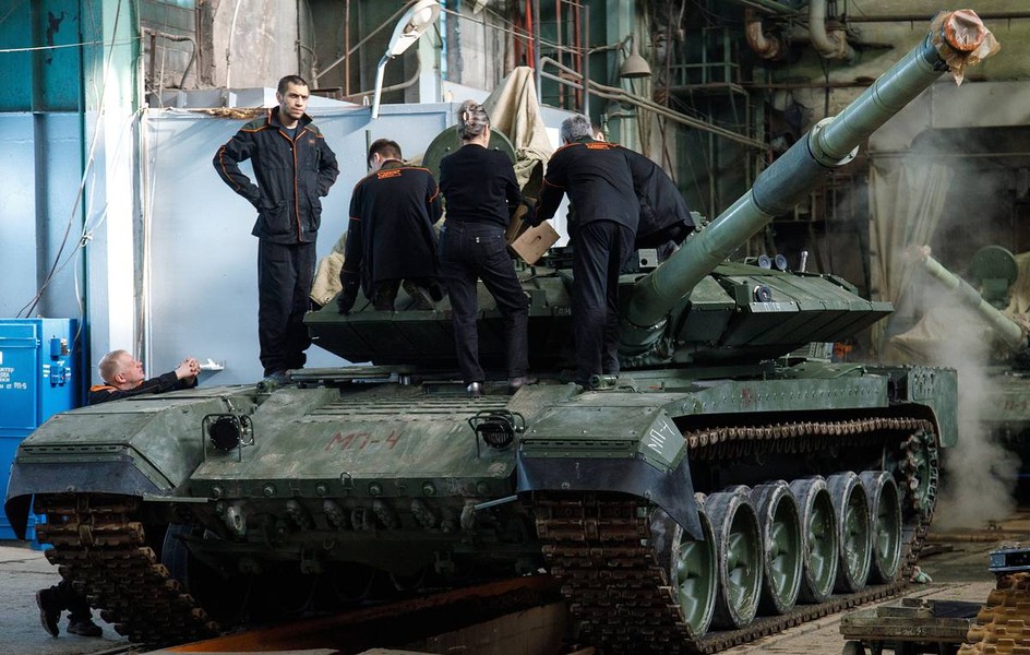 Vì sao 30 nghìn công nhân nhà máy Uralvagonzavod chỉ sản xuất... 20 xe tăng mỗi tháng?