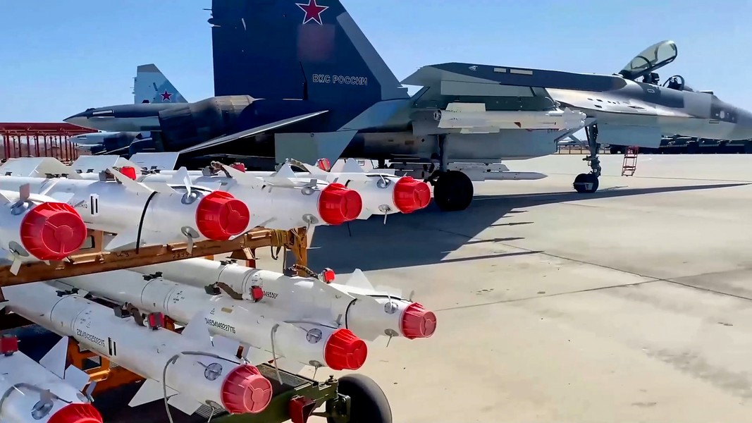 Tiêm kích Su-35S dễ dàng qua mặt hệ thống phòng thủ mới nhất của ‘pháo đài bay’ B-52H?