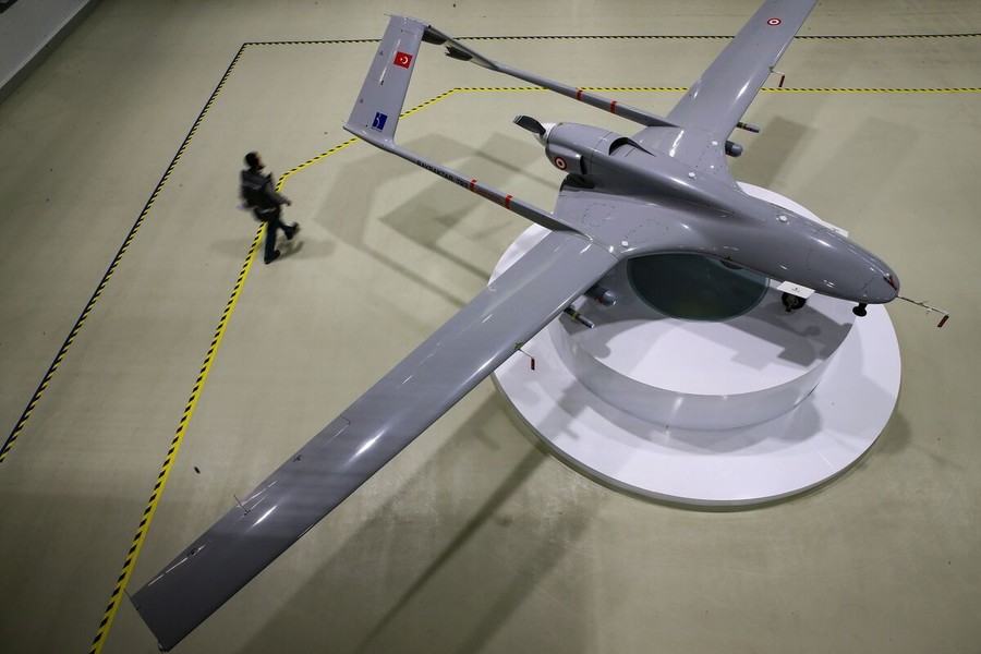 Ukraine sắp có nhà máy chế tạo UAV Bayraktar TB2 và xe tăng KF51 Panther