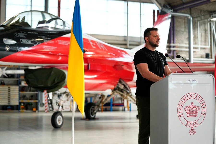 Chuyên gia: Không quân Ukraine nên có phi đội hỗn hợp F-16 và Gripen