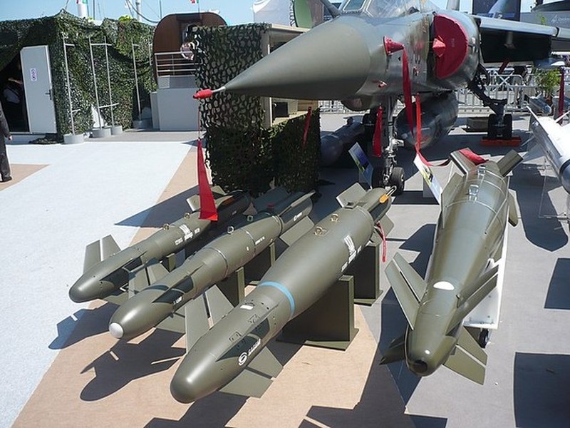 Oanh tạc cơ Su-24 Ukraine bội phần nguy hiểm với bom dẫn đường ASSM Hammer 1000 