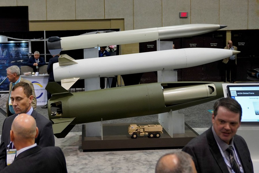 Mỹ đặt hàng sản xuất hàng loạt tên lửa PrSM để 'rảnh tay' viện trợ ATACMS