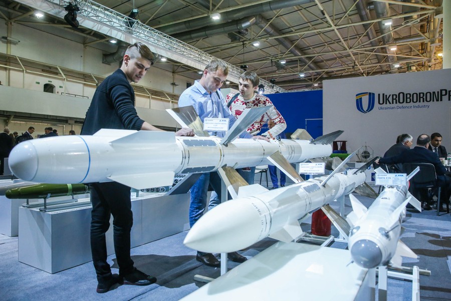 Công nghiệp quốc phòng Ukraine bắt đầu sản xuất hàng loạt tên lửa tầm xa