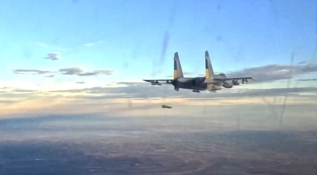 Tiêm kích Su-27S Ukraine gây bất ngờ khi ném bom dẫn đường AASM-250 Hammer của Pháp