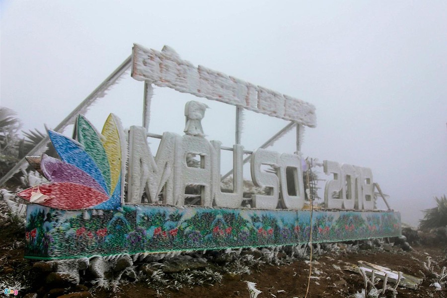 [ẢNH] Ngắm khung cảnh lần đầu tiên băng tuyết phủ trắng đỉnh Mẫu Sơn trong năm 2021