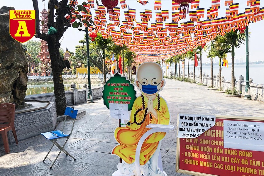 [ẢNH] Mùng 3 Tết: Khách đi lễ 'đành' vái vọng vì nhiều chùa nổi tiếng ở Hà Nội tạm đóng cửa 