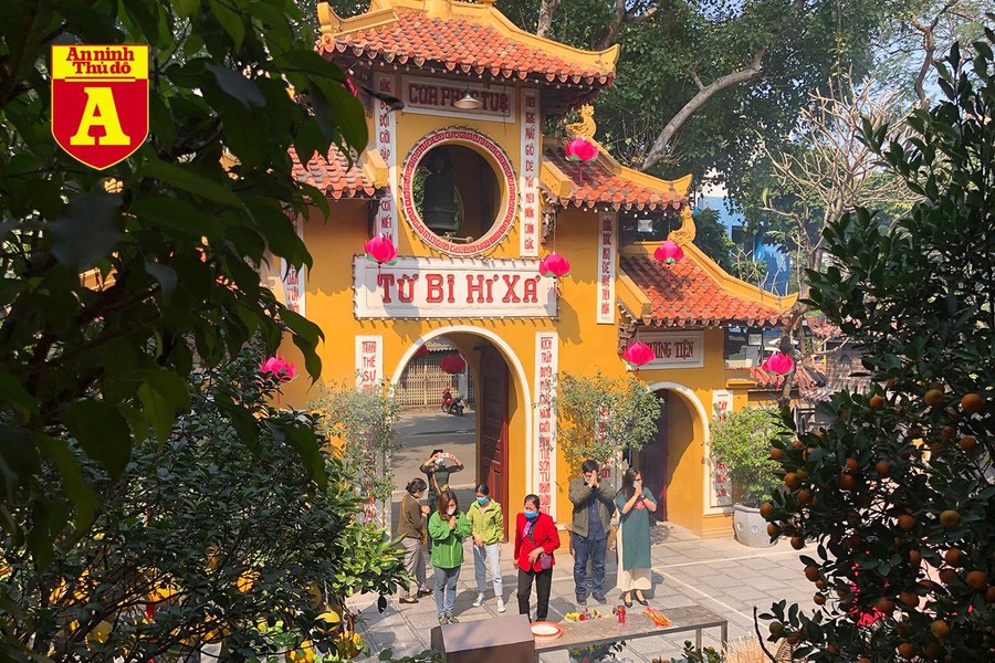 [ẢNH] Mùng 3 Tết: Khách đi lễ 'đành' vái vọng vì nhiều chùa nổi tiếng ở Hà Nội tạm đóng cửa 
