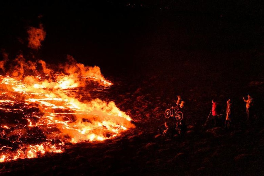 [ẢNH] Bầu trời Iceland đỏ rực khi núi lửa 6000 năm tuổi ‘tỉnh giấc’