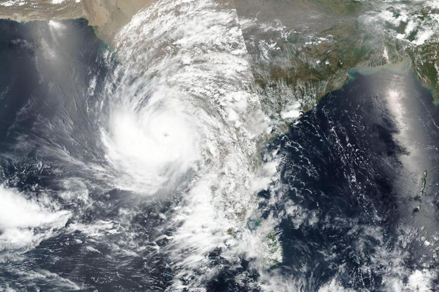 [ẢNH] Ấn Độ hứng chịu 'thảm họa kép' từ Covid-19 và siêu bão mạnh nhất 20 năm