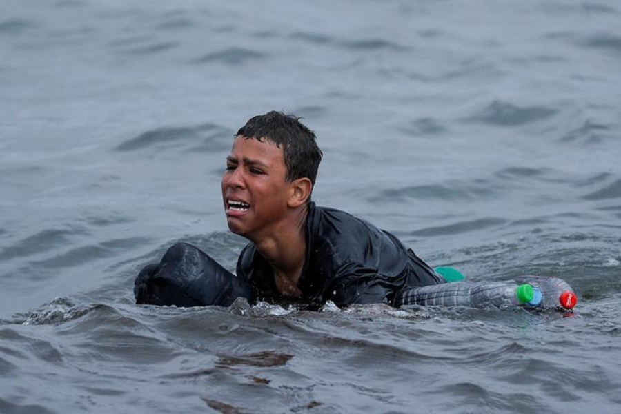 [Ảnh] Hàng nghìn người Morocco bất chấp nguy hiểm tính mạng, vượt biển đến Tây Ban Nha
