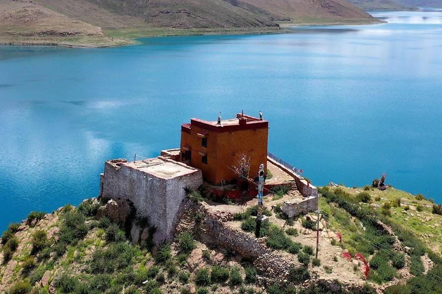 [ẢNH Thăm tu viện ‘trên mây’ và ngôi đền ‘cô đơn’ nằm giữa hồ thiêng Tây Tạng 