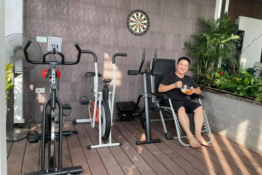 [ẢNH] Sao Việt mùa dịch: Tự Long đạp xe trong phòng, Trọng Tấn khoe vườn cây, dàn Hoa hậu mở studio tại gia