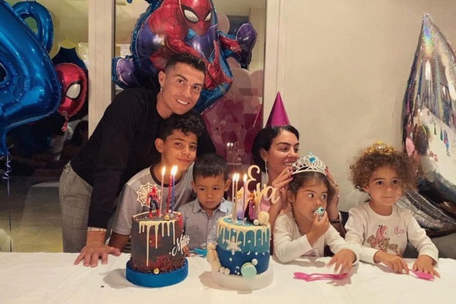 [ẢNH] Cuộc sống mới của 4 'nhóc tỳ' nhà Ronaldo sau khi chuyển tới Manchester