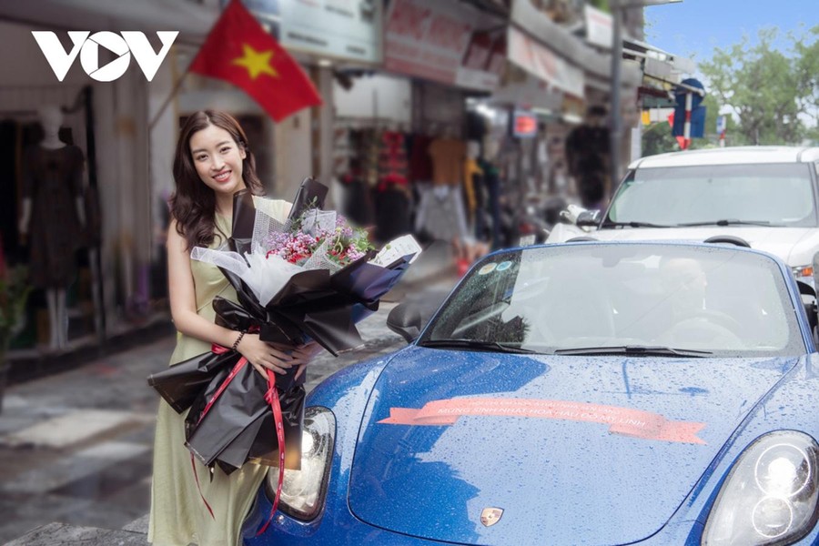 Hoa hậu Đỗ Mỹ Linh đón sinh nhật hoành tráng trên sân golf, quà được ‘ship’ bằng siêu xe 