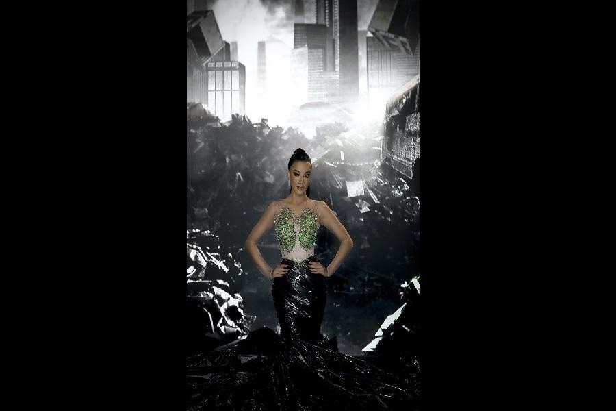 Kim Duyên ‘đốt mắt’ người xem trong trang phục làm từ vật liệu tái chế