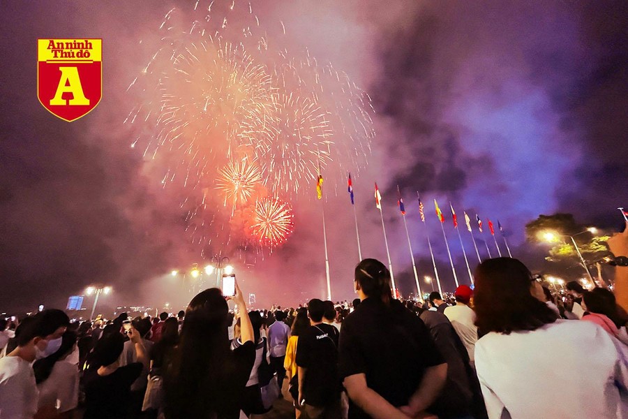 Ngắm màn pháo hoa mừng lễ 30-4 rực sáng trên bầu trời TP.Hồ Chí Minh