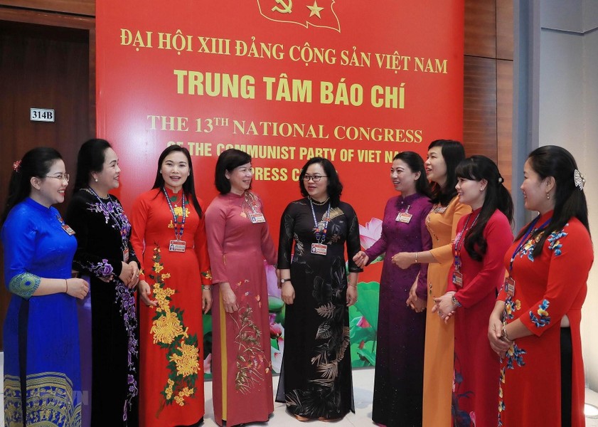Hình ảnh các nữ đại biểu tham dự Đại hội XIII của Đảng