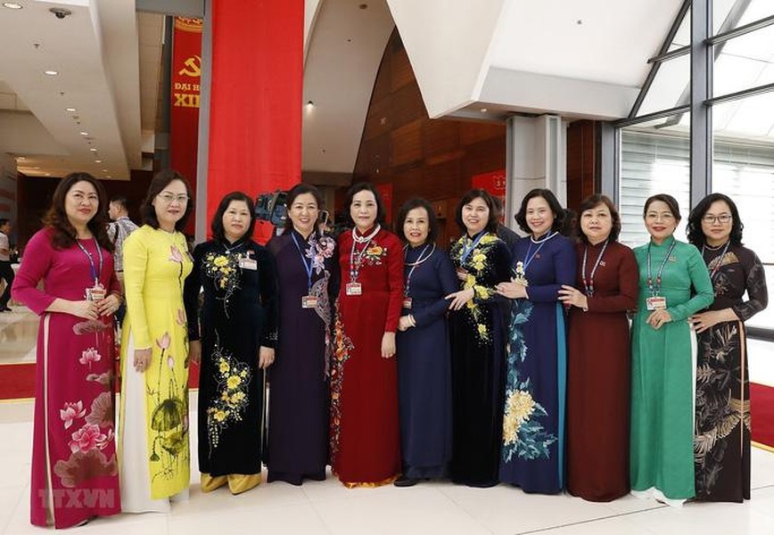 Hình ảnh các nữ đại biểu tham dự Đại hội XIII của Đảng