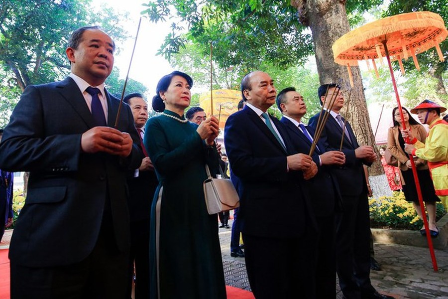 Hình ảnh Chủ tịch nước Nguyễn Xuân Phúc cùng kiều bào thả cá chép tiễn ông Công, ông Táo