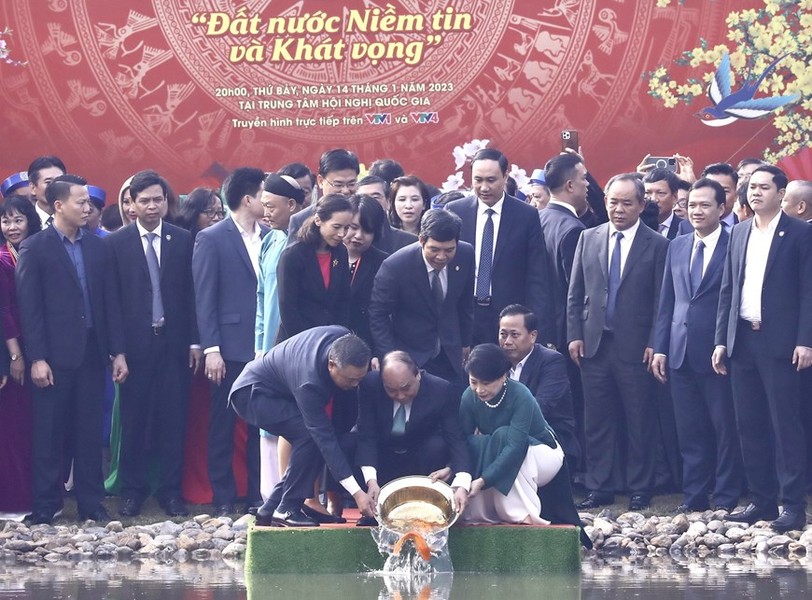 Hình ảnh Chủ tịch nước Nguyễn Xuân Phúc cùng kiều bào thả cá chép tiễn ông Công, ông Táo
