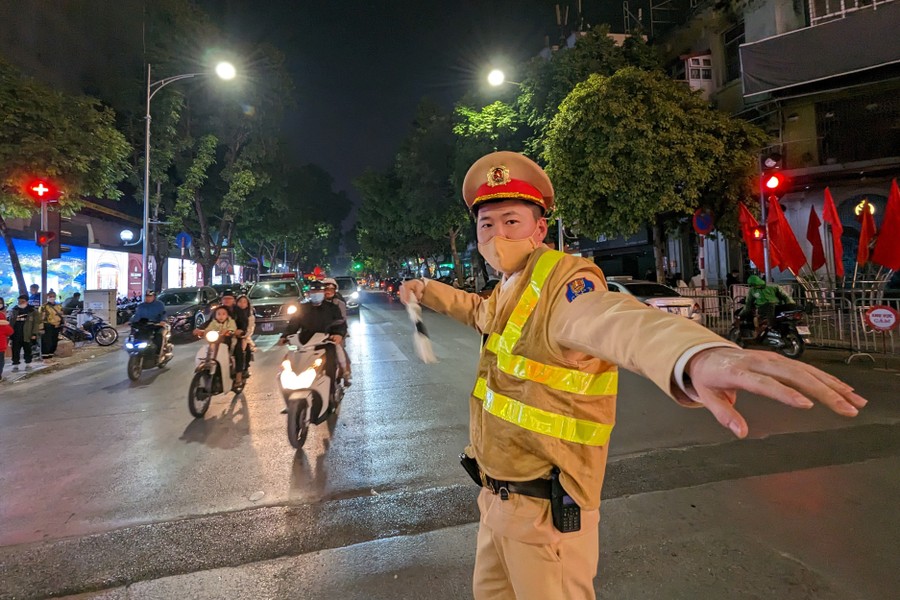 Nhìn lại những khoảnh khắc ấn tượng trong đêm giao thừa đón xuân Quý Mão 2023 ở Hà Nội
