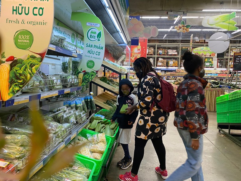 Cận cảnh siêu thị, chợ tại Hà Nội mùng 5 Tết Nguyên đán