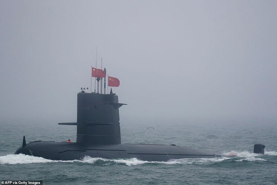 [Ảnh] Tàu ngầm Trung Quốc lầm lũi đi vào hang ngầm bí mật ở đảo Hải Nam