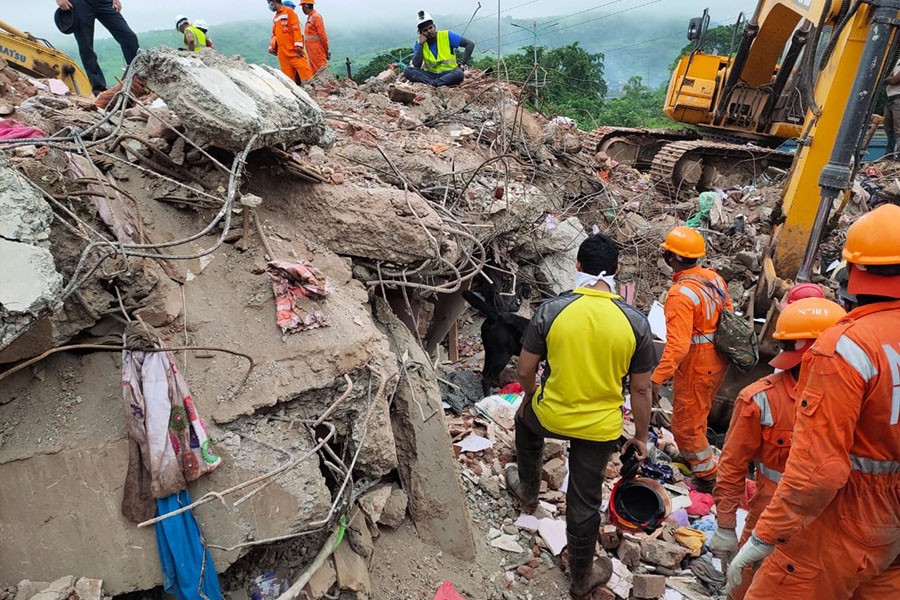 [Ảnh] Lực lượng cứu hộ Ấn Độ cứu sống 60 người dưới nền chung cư đổ sập