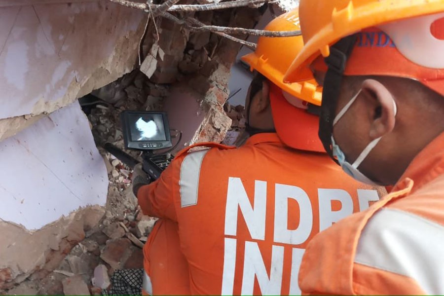 [Ảnh] Lực lượng cứu hộ Ấn Độ cứu sống 60 người dưới nền chung cư đổ sập