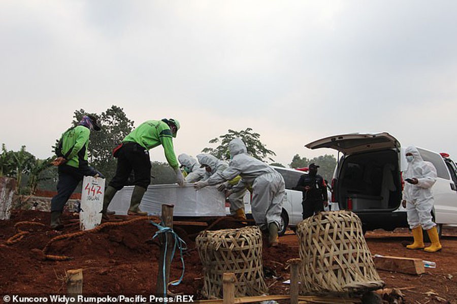 Indonesia: Không chịu đeo khẩu trang sẽ phải đi đào mộ cho các nạn nhân Covid-19 