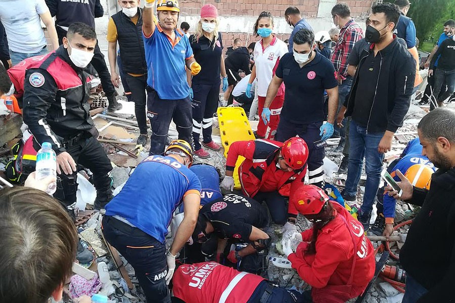 [Ảnh] Thổ Nhĩ Kỳ xuyên đêm giải cứu nạn nhân động đất