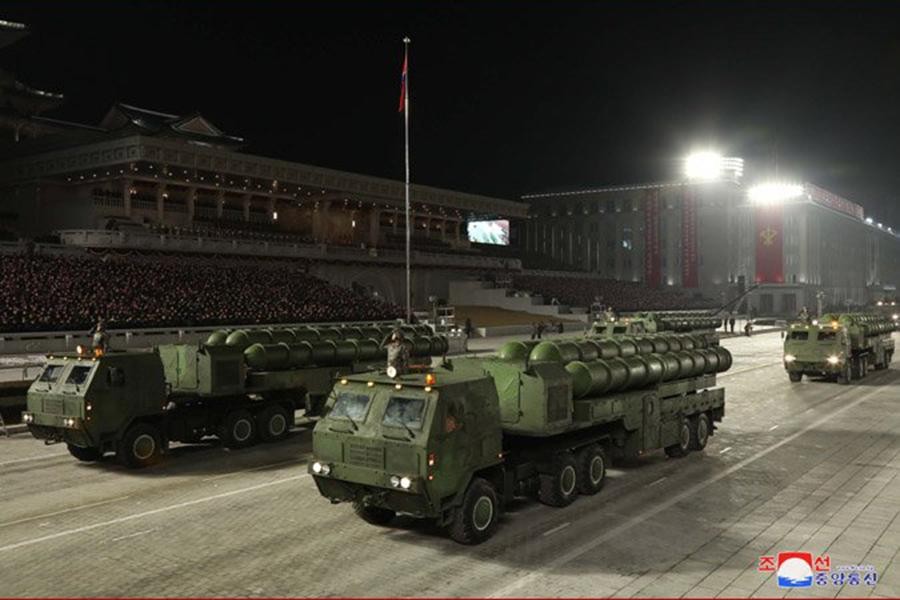 [Ảnh] Triều Tiên lại duyệt binh, phô diễn những loại vũ khí ‘mạnh nhất thế giới’