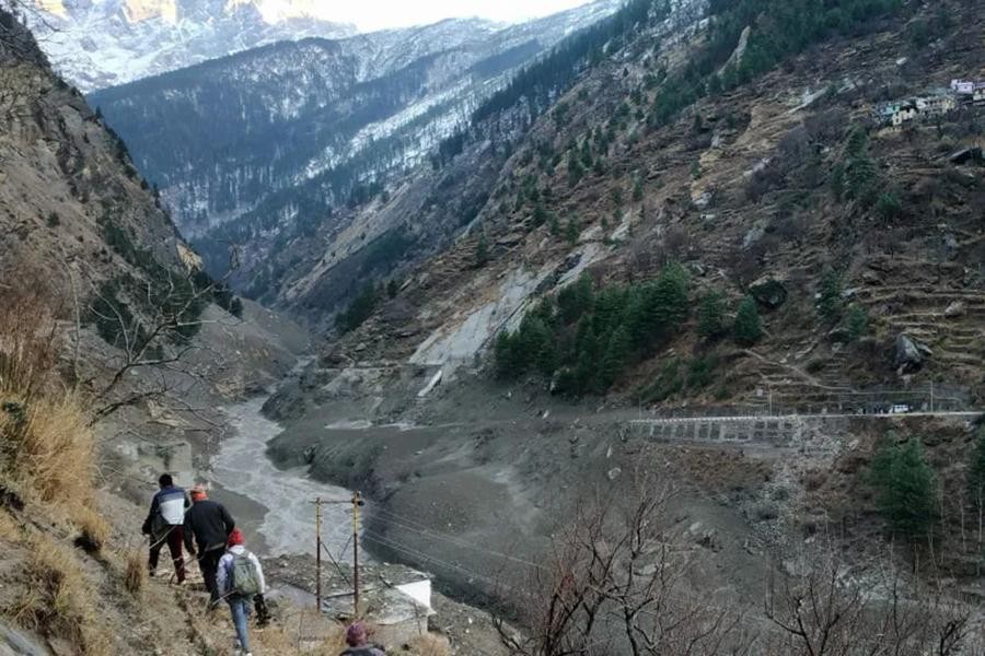 [Ảnh] Ấn Độ tìm kiếm hơn 150 người mất tích sau thảm họa sạt lở sông băng Himalaya